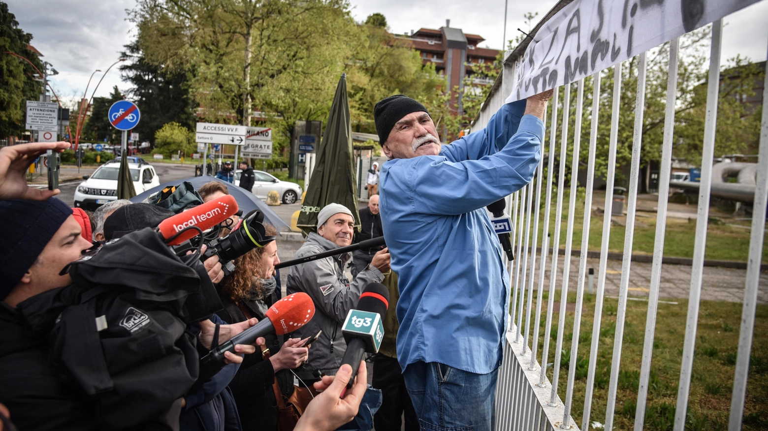 Il signor Antonio venuto a mettere uno striscione per Silvio Berlusconi davanti all’ospedale San Raffaele