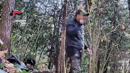 Uno spacciatore ripreso dai carabinieri 