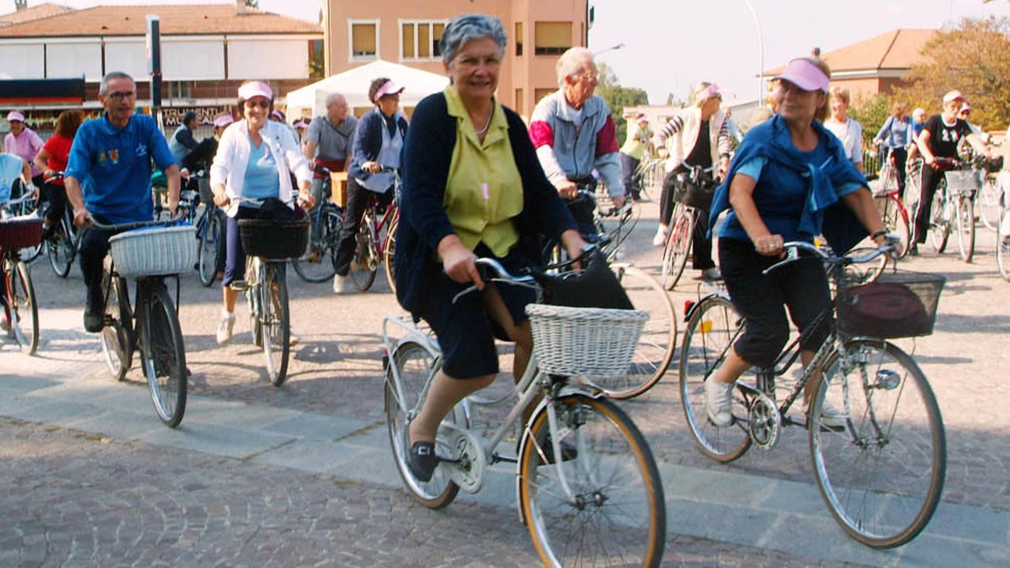 Piazza Matteotti attraversata da una biciclettata. Adesso è usata quasi esclusivamente come luogo di passaggio Piazza Matteotti attraversata da una biciclettata. Adesso è usata quasi esclusivamente come luogo di passaggio