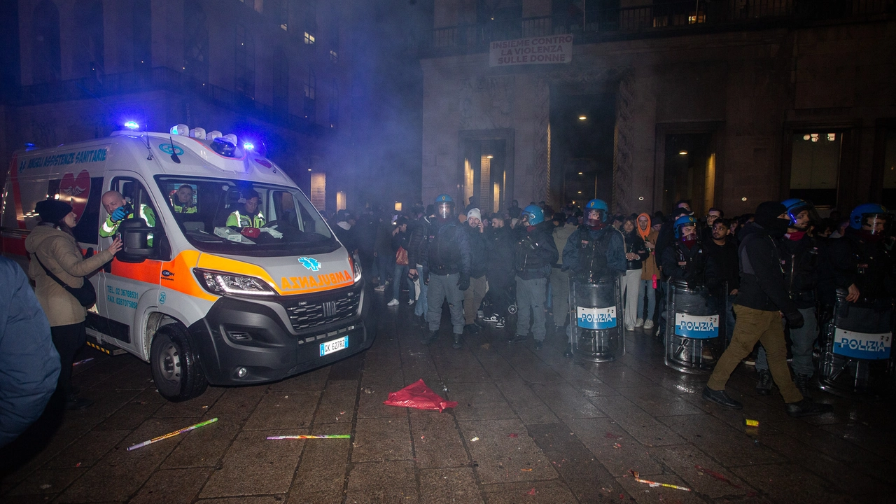 I festeggiamenti di capodanno in piazza Duomo a Milano (Ansa/Davide Canella)