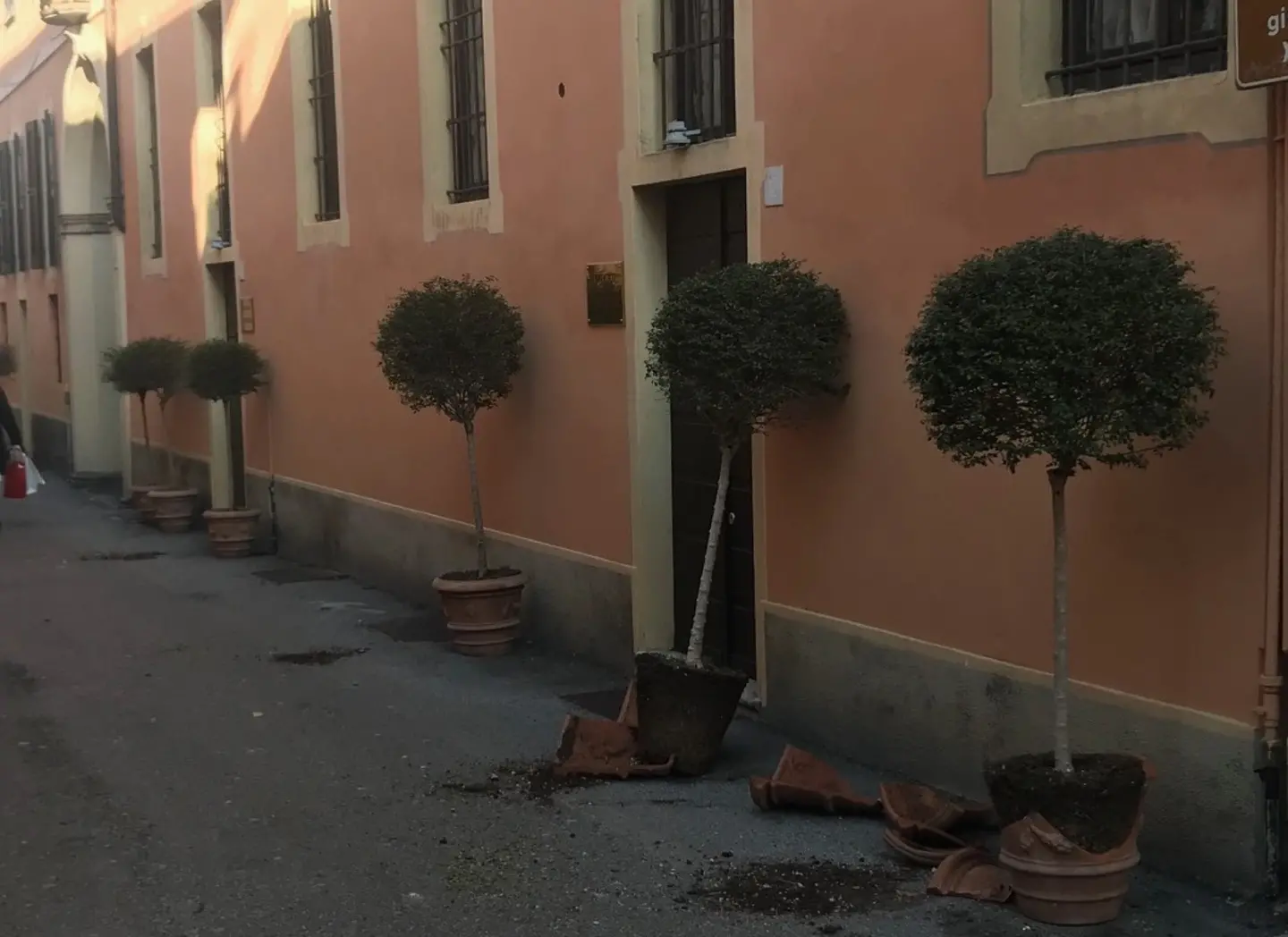 Vasi e vetri rotti: a Spino e Crema vandali in azione