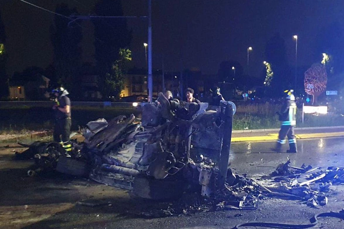 L'auto andata a fuoco a Limbiate, dopo lo schianto