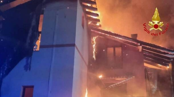 Incendio in una casa di Varano Borghi (foto vigili del fuoco)