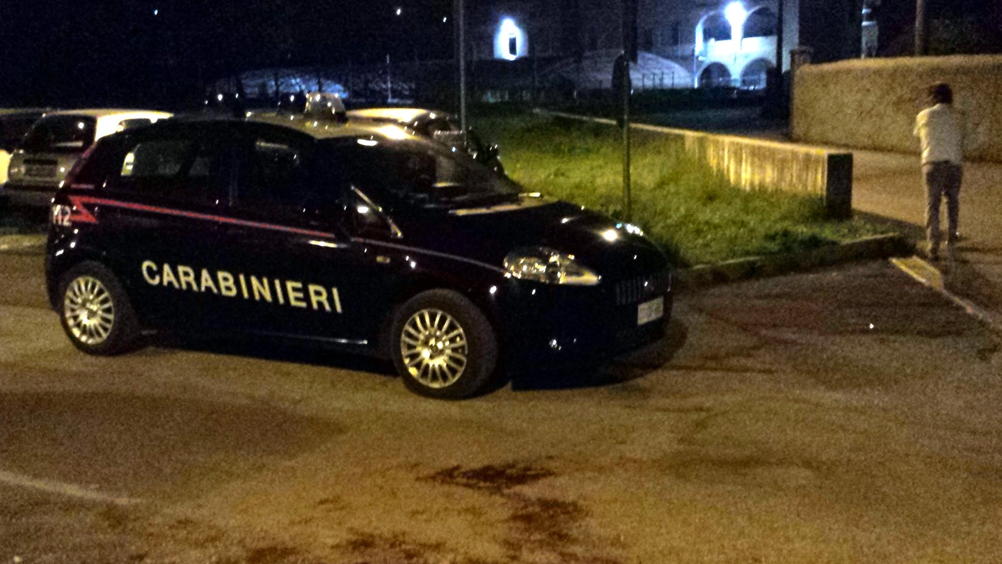 I carabinieri nel parcheggio di Olgiate Molgora in cui si è consumato l’agguato