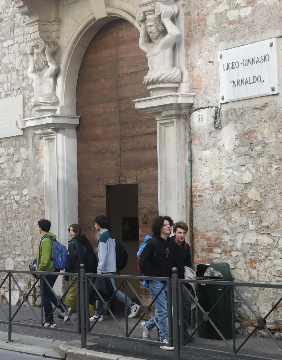 Liceo Arnaldo Brescia, muro contro muro: "Qui c’è un clima da guerra fredda"