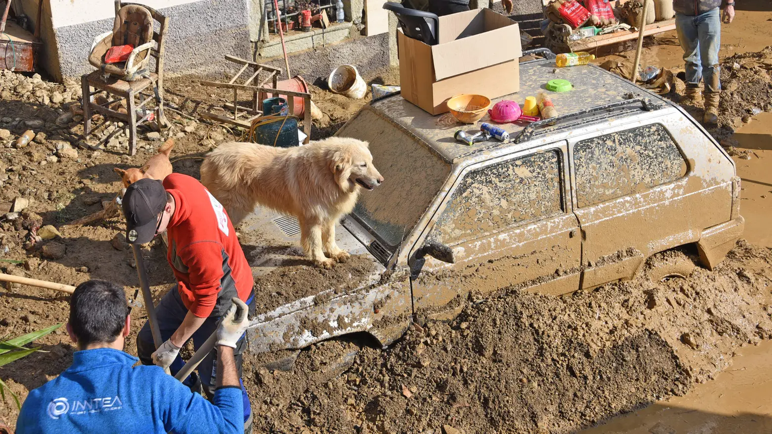 Un auto sepolta dal fango ad Ardesio