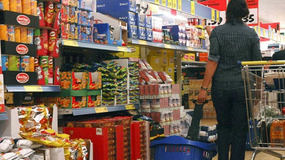 Una donna fa la spesa al supermercato