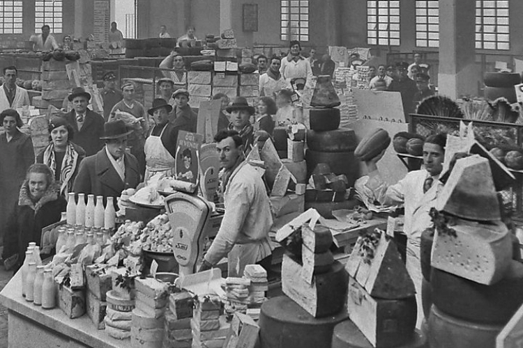 L'interno del mercato di viale Monza negli anni 50