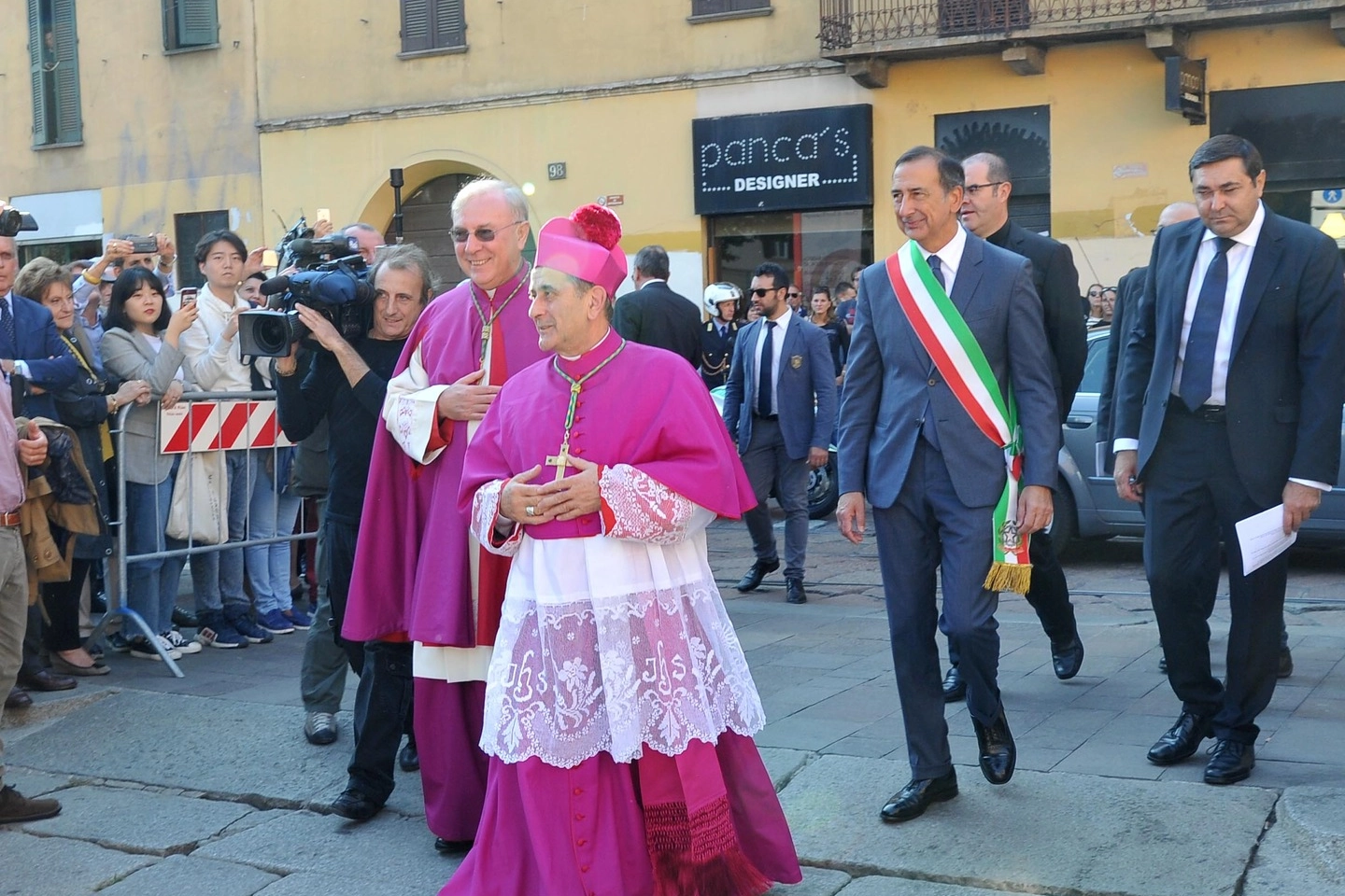 L'arrivo di monsignor Mario Delpini in Sant'Eustorgio (Newpress)