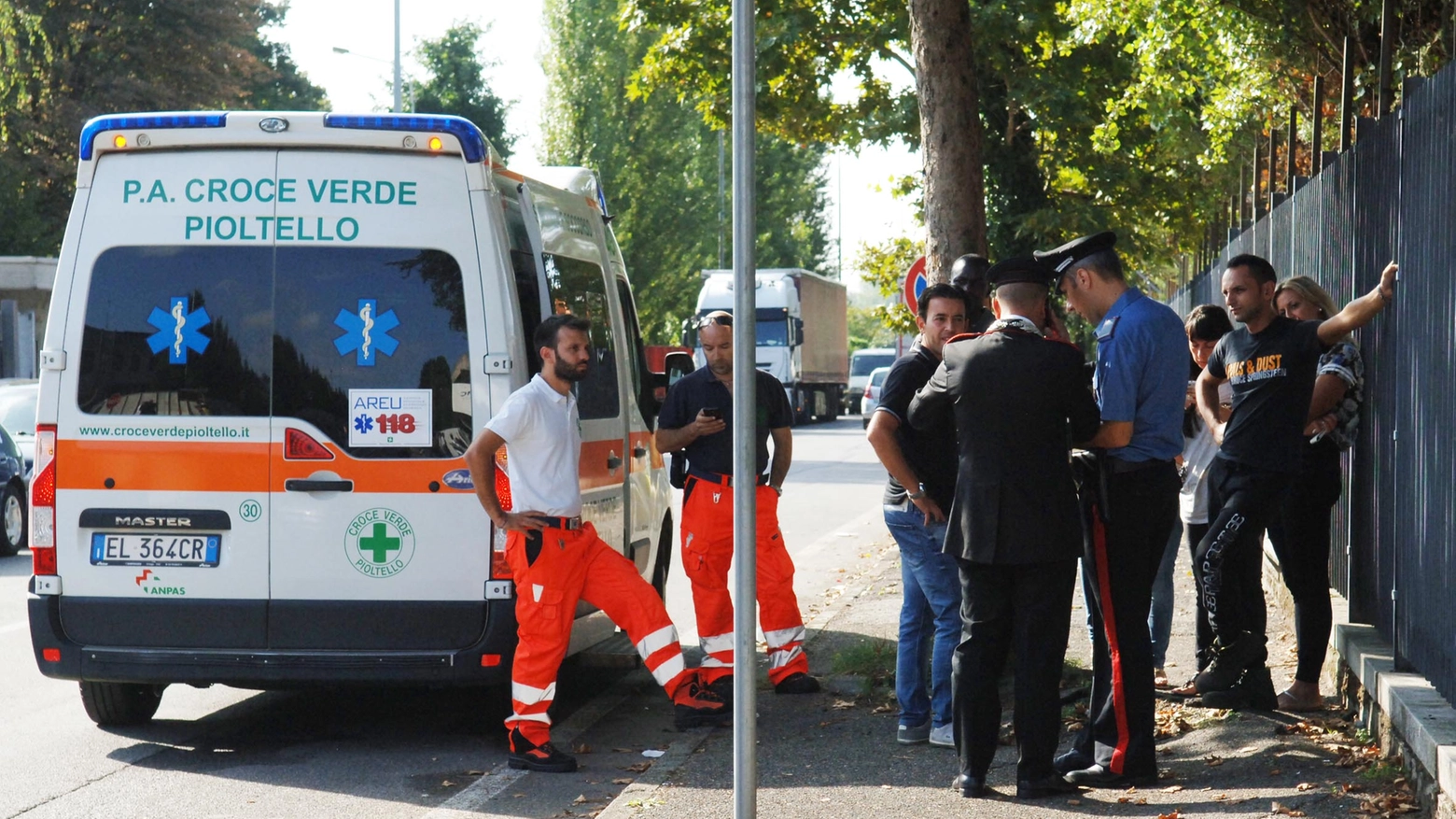 Ambulanza a Cassina de ' Pecchi davanti all'azienda Dielle