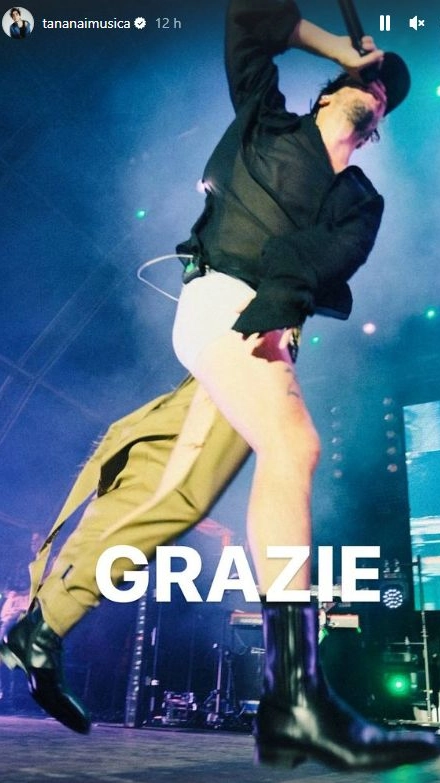 Tananai in mutande sul palco del Carroponte (Foto Instagram)