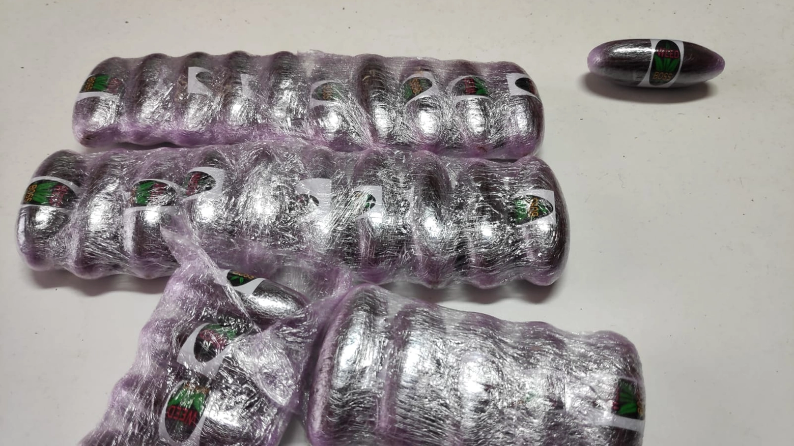 I 30 ovuli di hashish recuperati dalla Guardia di Finanza