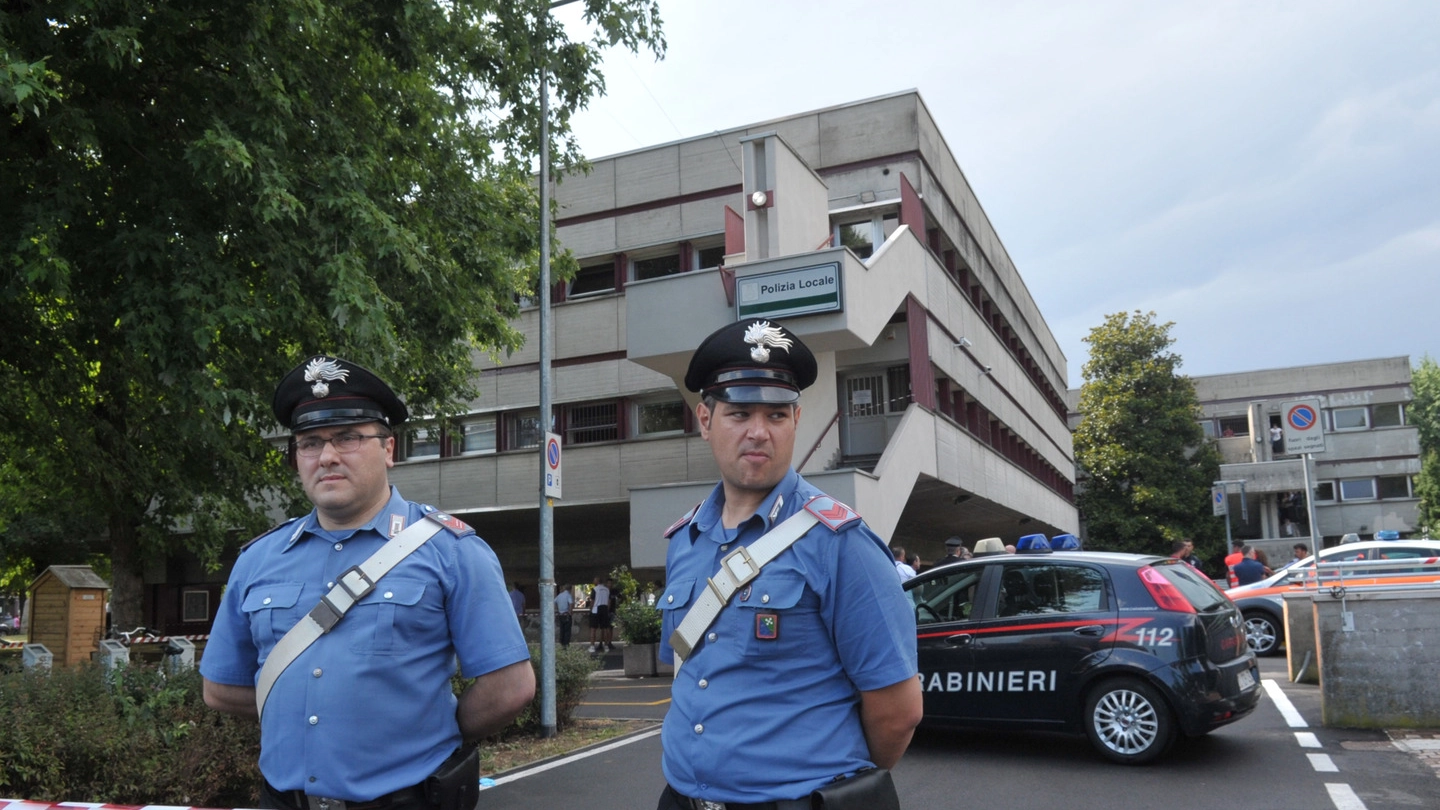 Carabinieri davanti al comando della polizia locale (Canali)