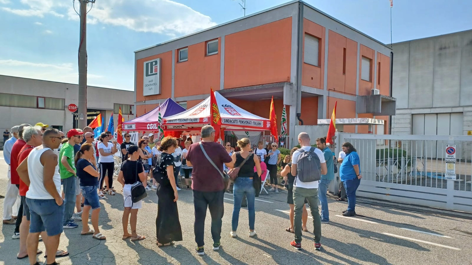 L'annuncio dei sindacati: "La Regione ci ha fatto sapere della richiesta di informazioni arrivata da una società italiana". A luglio l'annuncio della chiusura da parte dei proprietari baschi