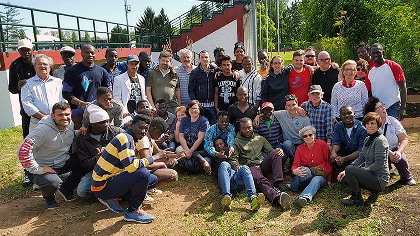 Il gruppo dei profughi e dei volontari che hanno partecipato ai lavori agricoli
