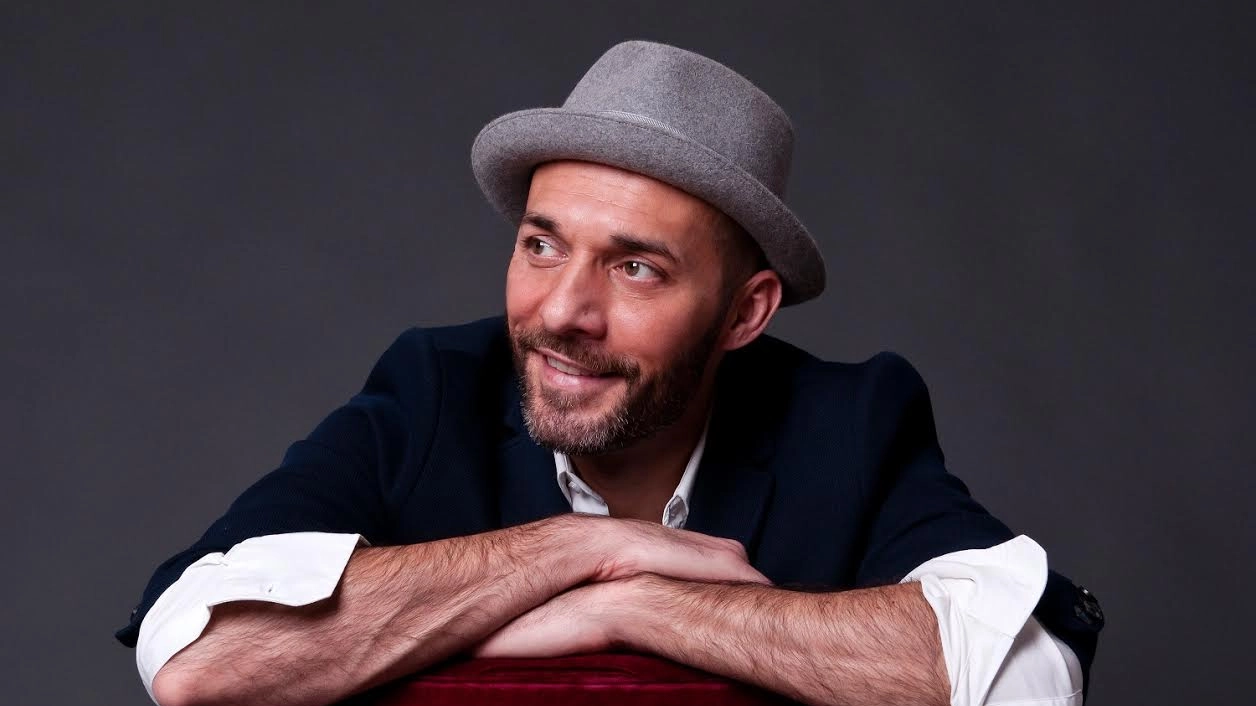 In occasione del finissage è stata organizzata una cena di beneficenza in cui saranno battute all’asta 10 fotografie dell’autore più un’undicesima su cui Max Fontana dipingerà dal vivo. Tutti i ricavati verranno donati all’Associazione ITALIAPRONEPAL di Edoardo Stoppa e Juliana Moreira
