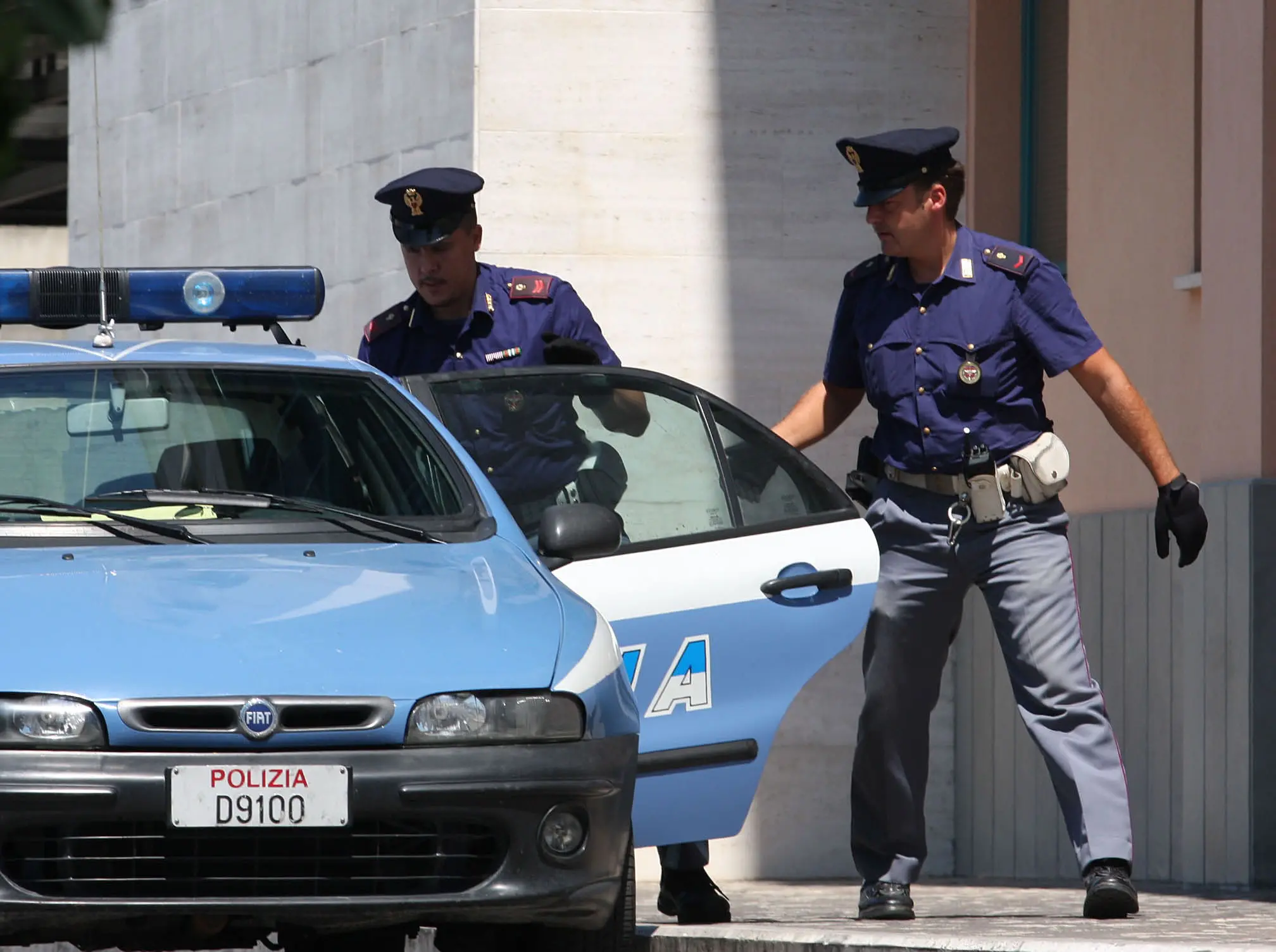 Rapina in banca in corso Lodi: dipendenti e clienti in ostaggio, una donna si sente male