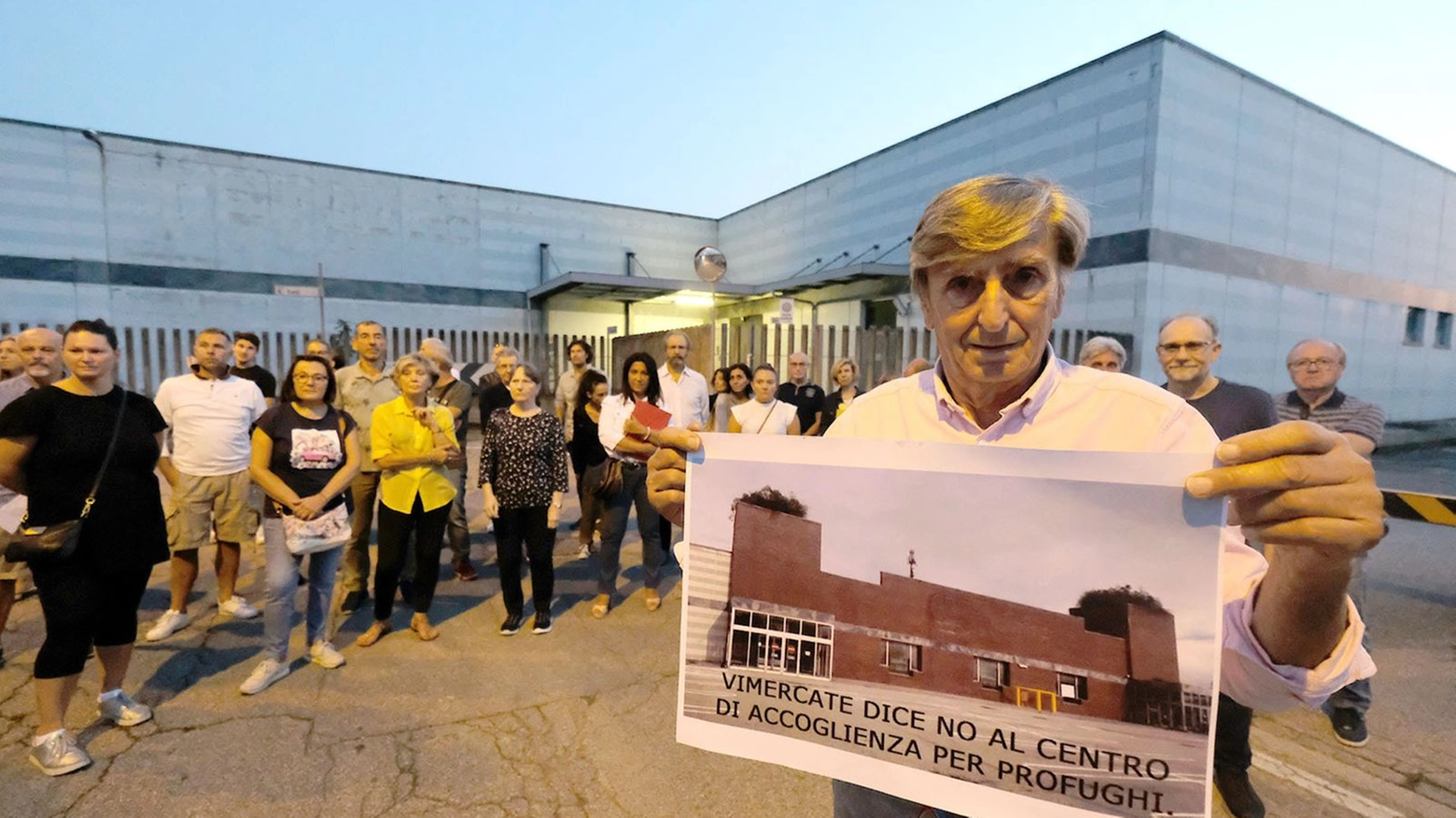 Il Comitato "No centro profughi" davanti all'ex Esselunga a Vimercate 