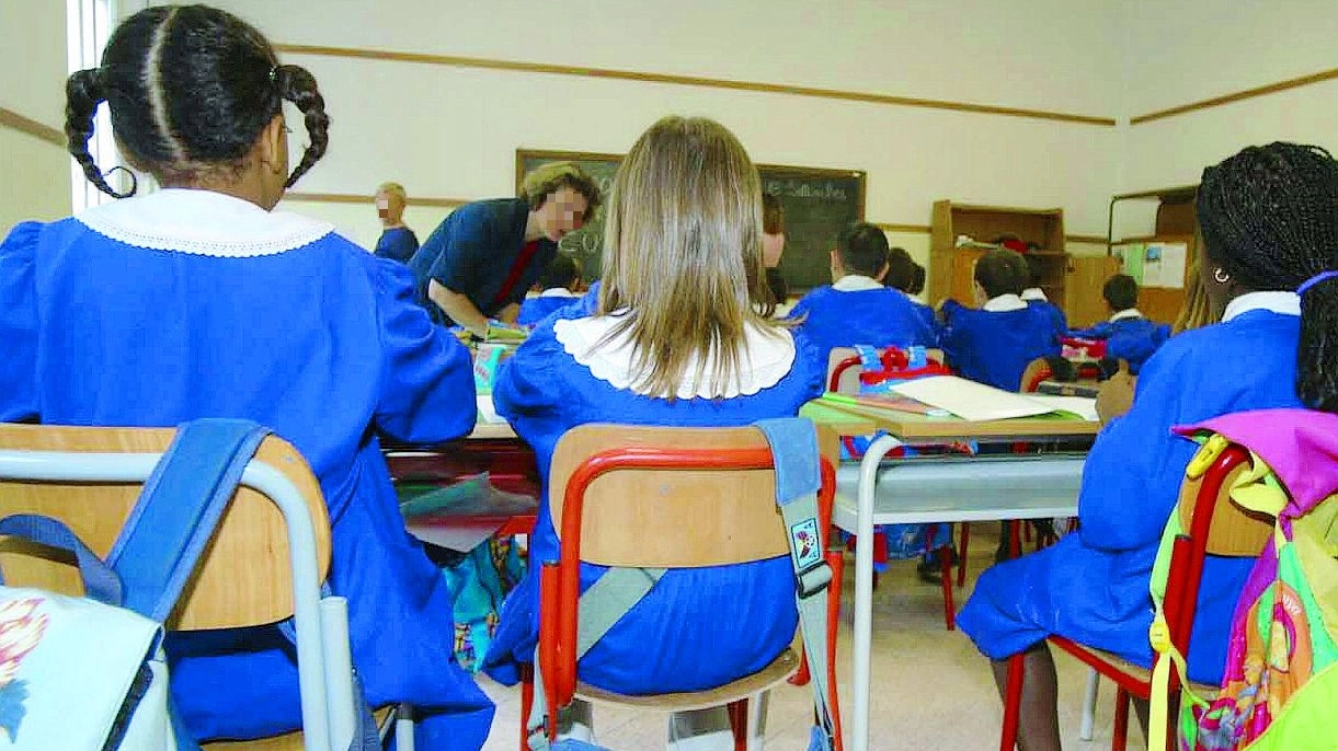 Bambini tra i banchi di scuola (foto Ravaglia)
