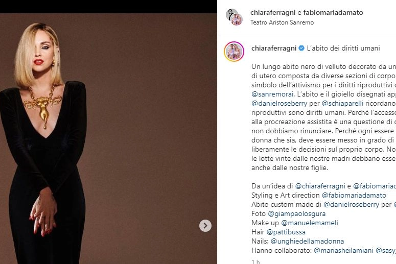 Chiara Ferragni con la collana a forma di utero (Foto Instagram)