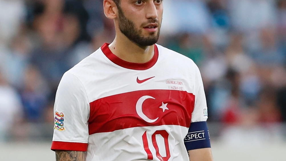 L'attaccante dell'Inter Hakan Calhanoglu con la maglia della nazionale turca