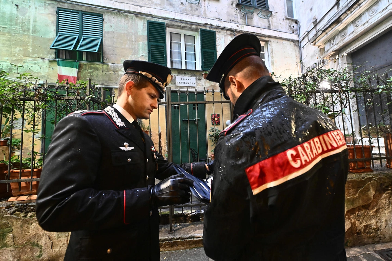 I rilievi dei carabinieri nella strada dove è morto Javier Romero