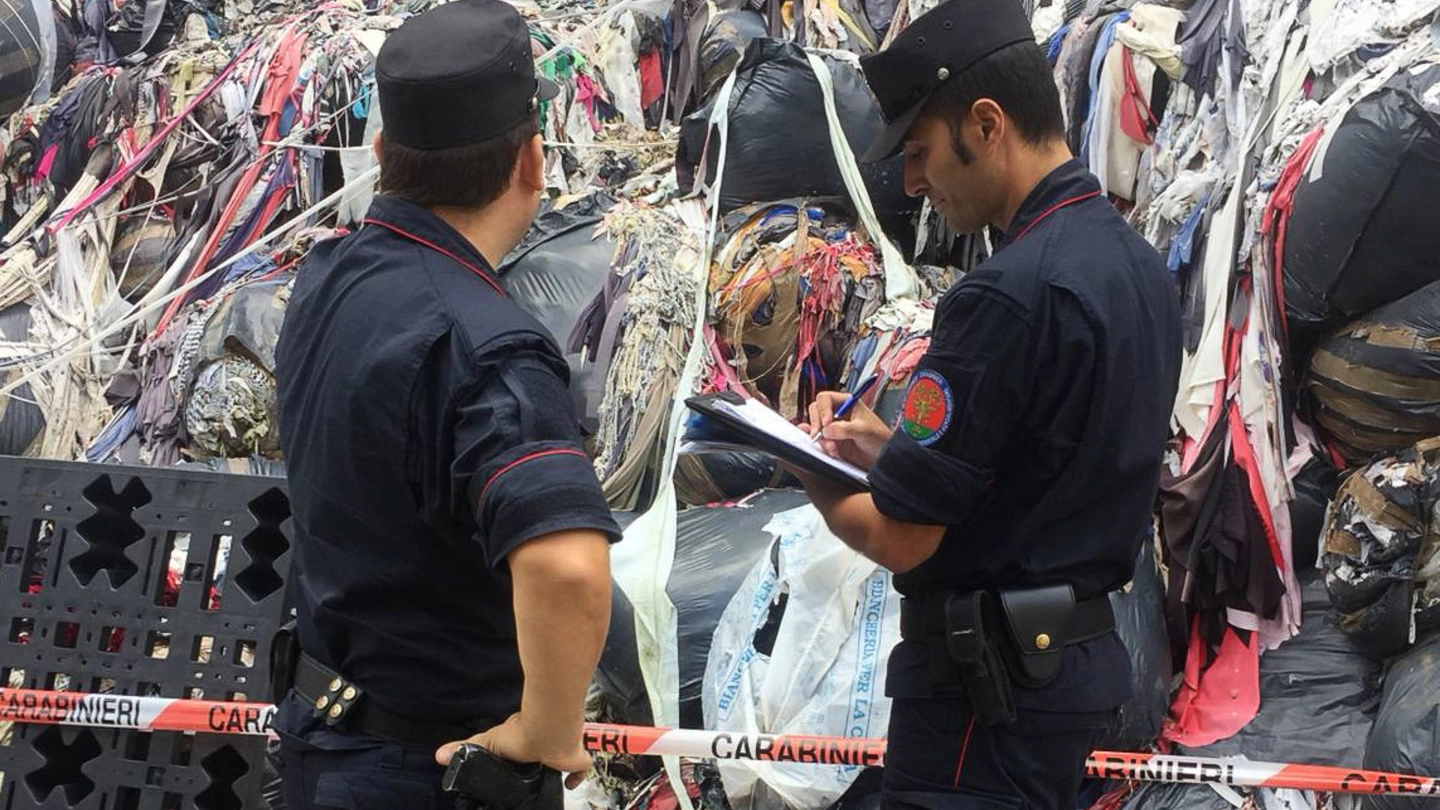 I carabinieri davanti a un cumulo di rifiuti sequestrati