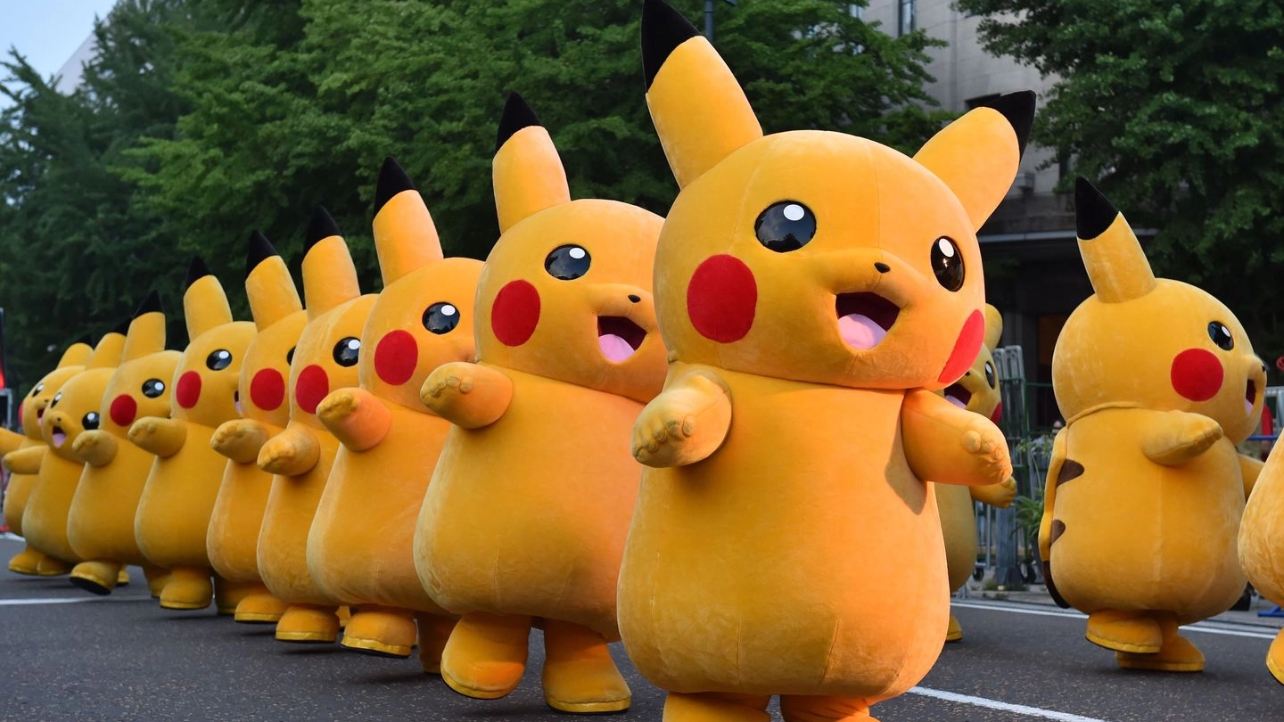 Un corteo di pupazzi di Pikachu a dimensione umana