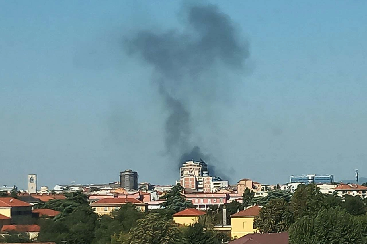La colonna di fumo nero sopra Brescia