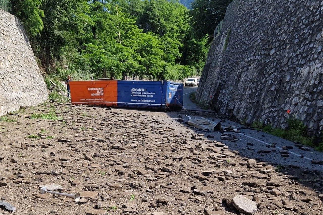 Camion si ribalta sulla nuova Lecco-Ballabio, muore il conducente