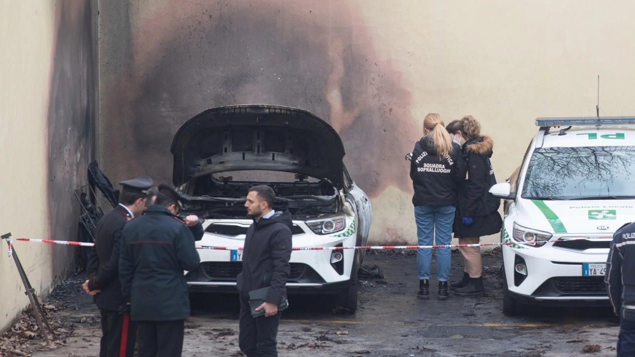 Le auto della polizia locale date alle fiamme 