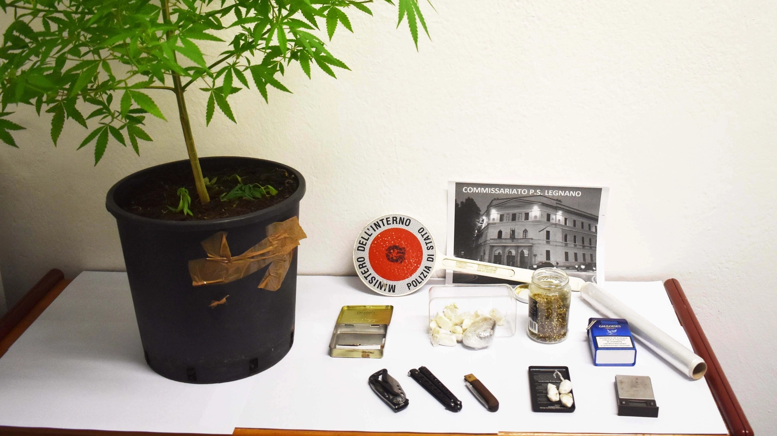 L'hashish e il materiale sequestrato dagli agenti di Polizia L'hashish e il materiale sequestrato dagli agenti di Polizia