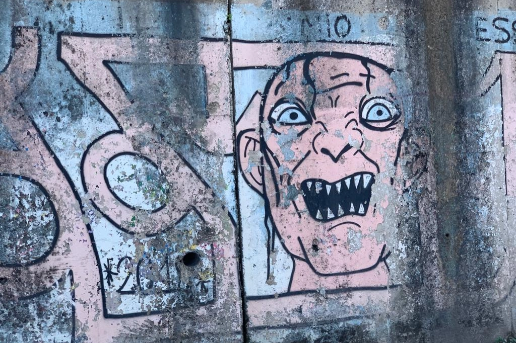 Il poco rassicurante murales all'imbocco di via Lazio