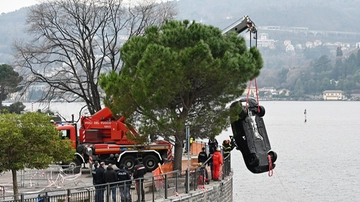 Il mistero del Suv inabissato nel lago di Como: la portiera aperta e i corpi recuperati fuori dall’abitacolo a 15 metri di profondità