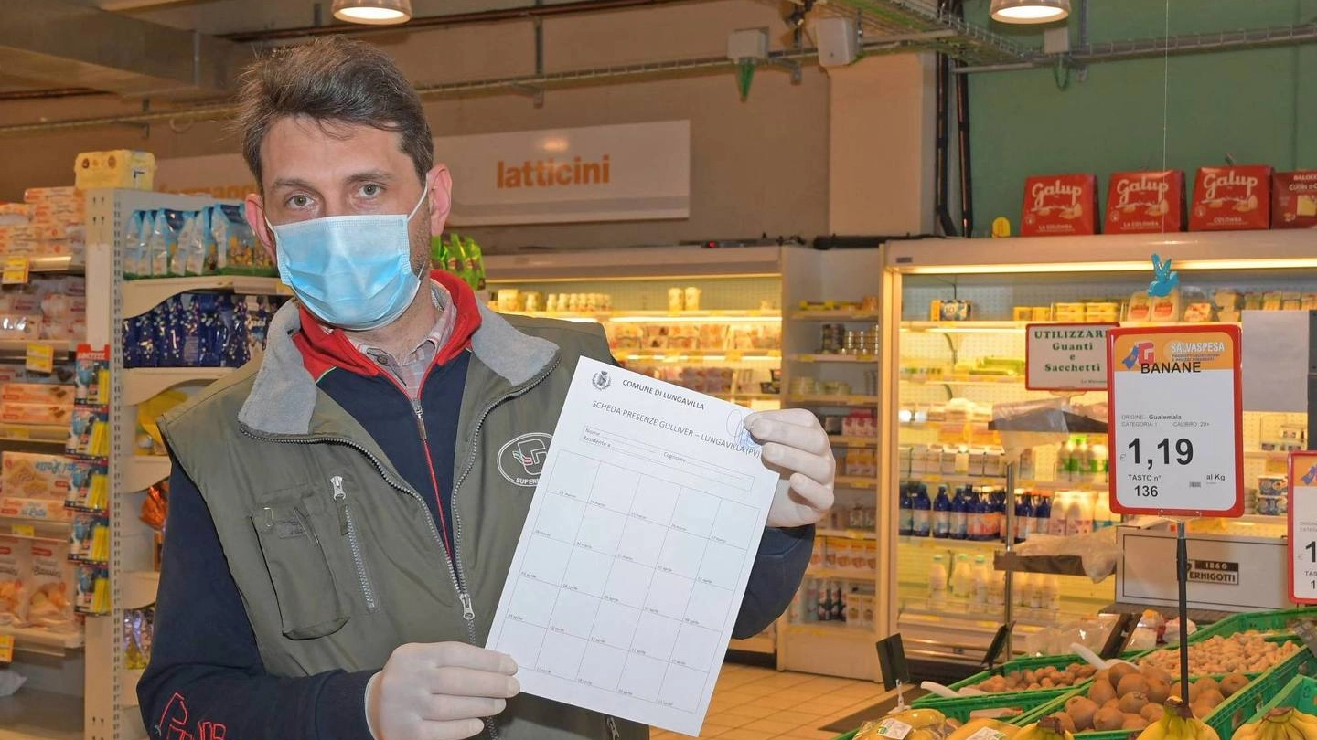 Cristiano Bonavida, direttore del supermercato mostra il modulo