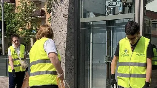 I venerdì speciali La lezione dei ragazzi per ripulire strade e piazze I venerdì speciali La lezione dei ragazzi per ripulire strade e piazze