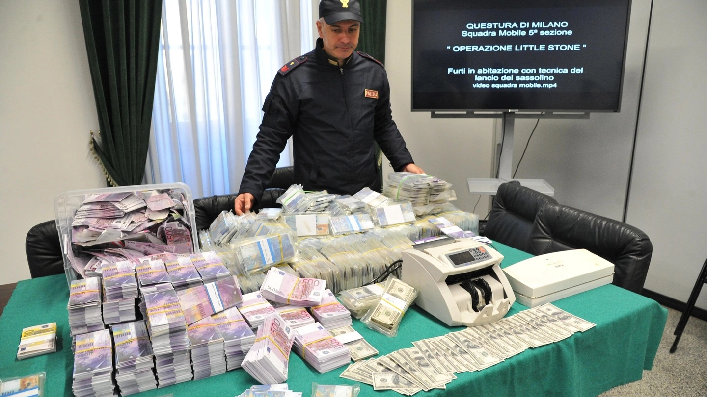 I 67mila euro in banconote sequestrate nelle abitazioni degli arrestati (Newpress)