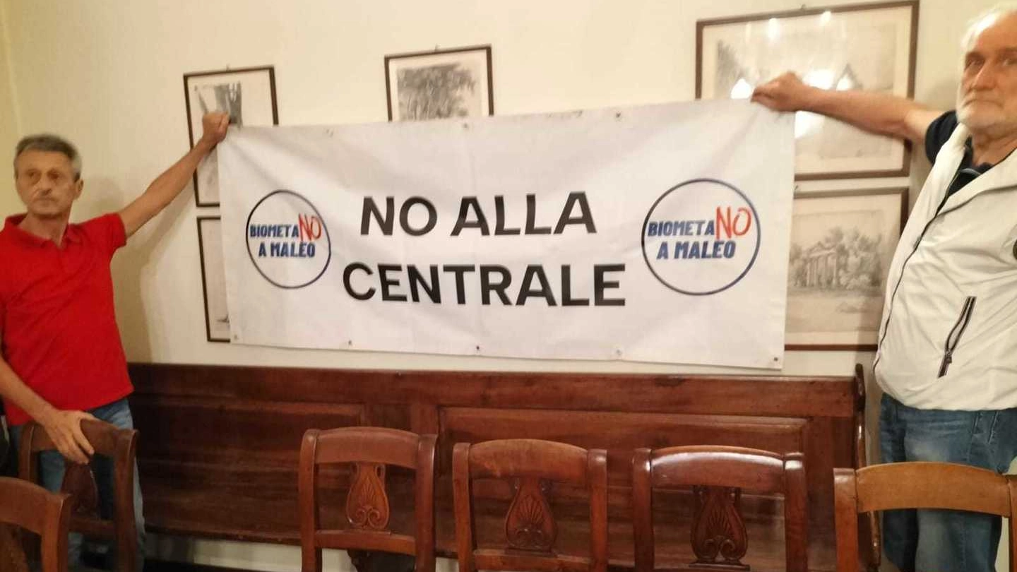 Gli attivisti con lo striscione durante il Consiglio comunale Gli attivisti con lo striscione durante il Consiglio comunale