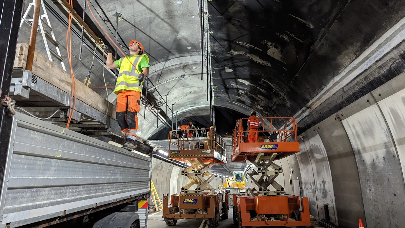I tecnici svizzeri dell’Ufficio federale delle strade al lavoro sulla volta del tunnel del Gottardo, chiuso da domenica sera