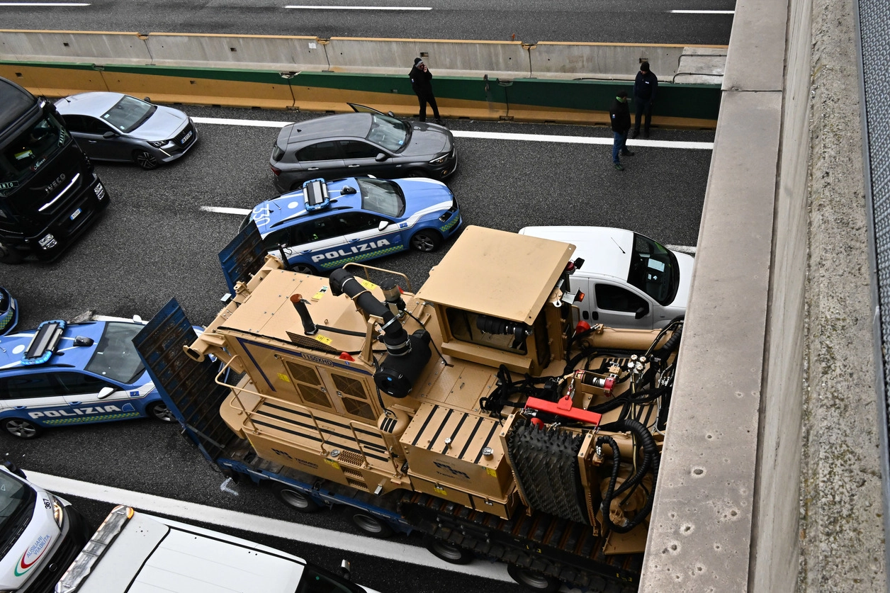 Il camion utilizzato dai banditi per intralciare il traffico (Ansa)