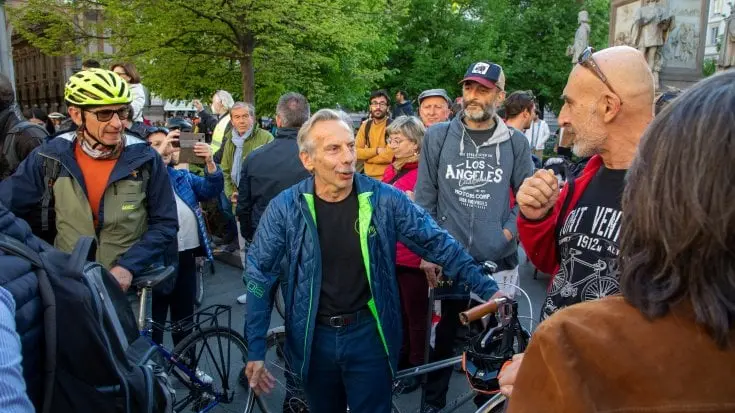 Tra i manifestanti c'era anche Giovanni Storti (Fotogramma)