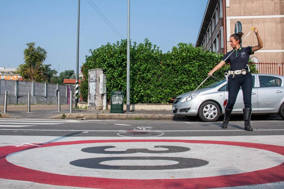 I rilievi sul luogo dell'investimento: a terra, un enorme segnale ricorda il limite da rispettare