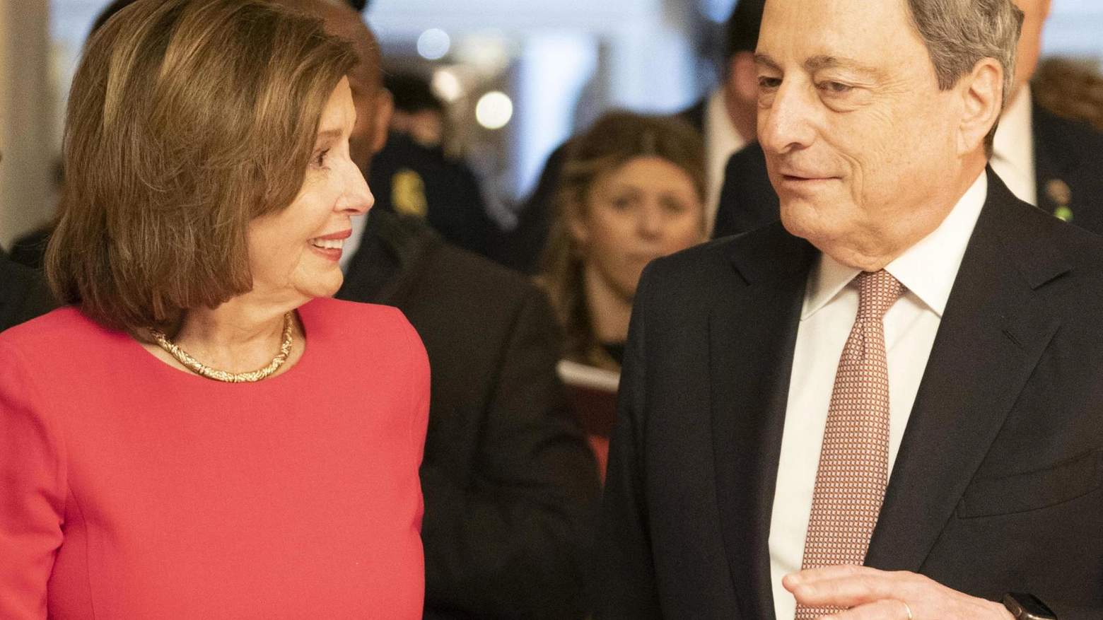 Mario Draghi, 74 anni, con la speaker della Camera Usa, Nancy Pelosi, 82 anni