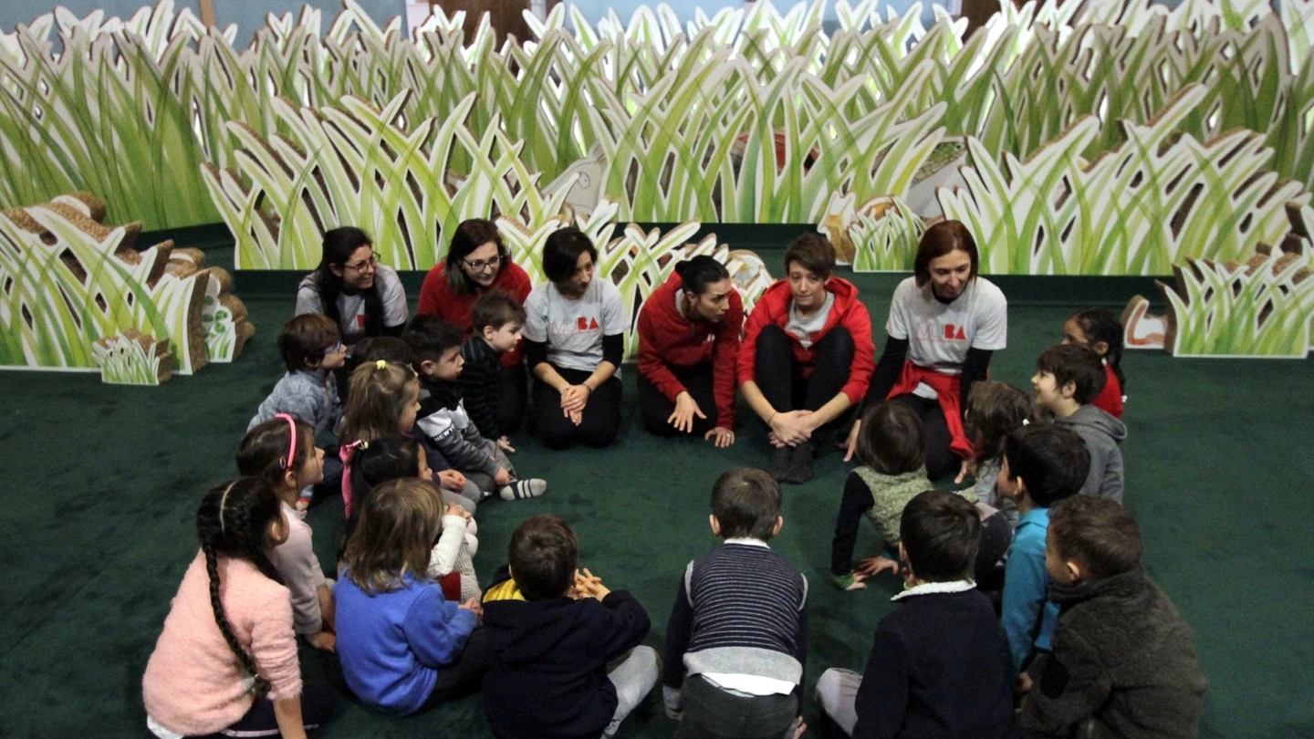 Educatori e piccoli visitatori all'interno della mostra "Natura"