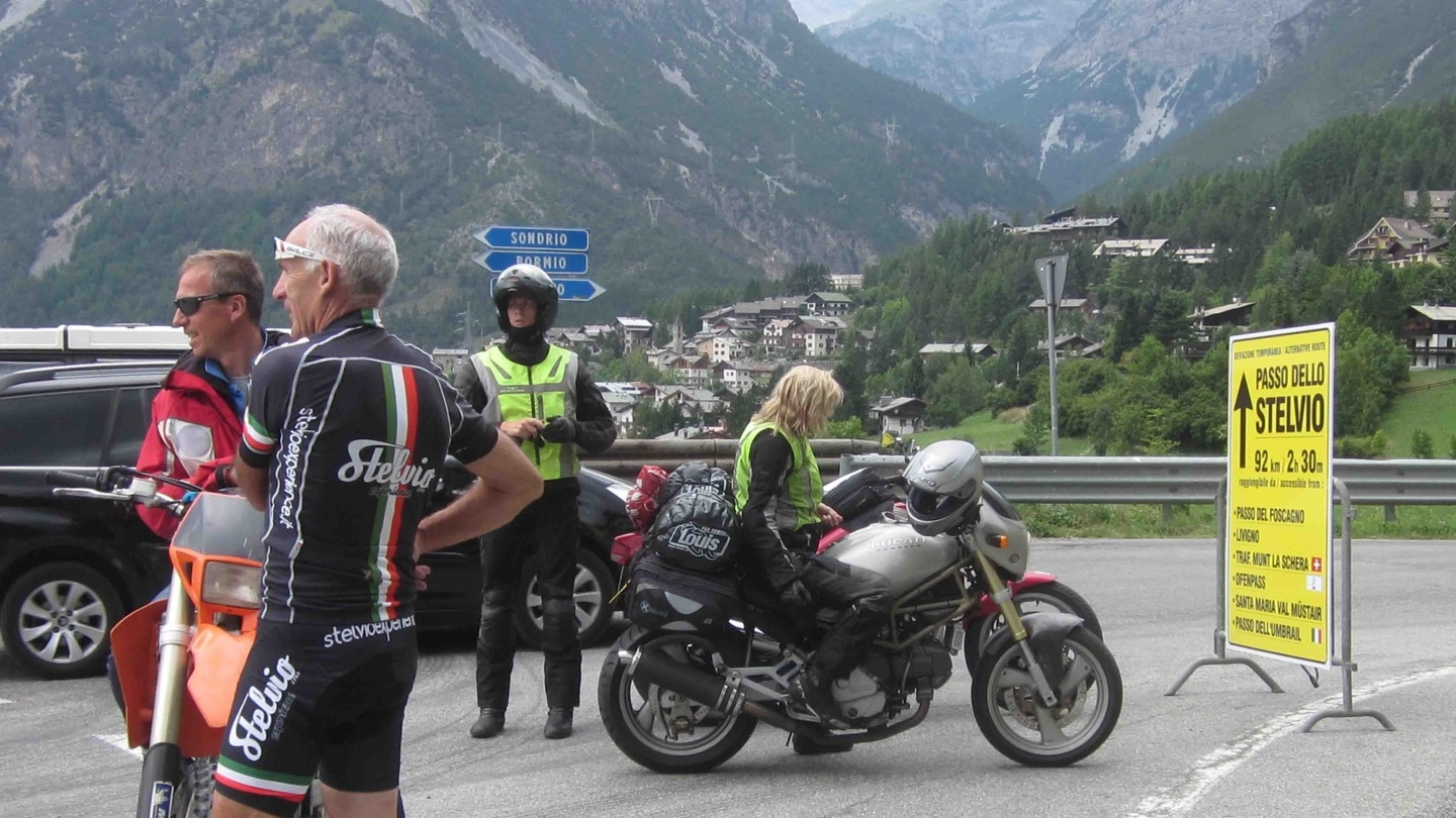 SMOTTAMENTO Motociclisti fermi sulla Statale 38  e  al cartello sulla chiusura dello SteLvio  (Orlandi)