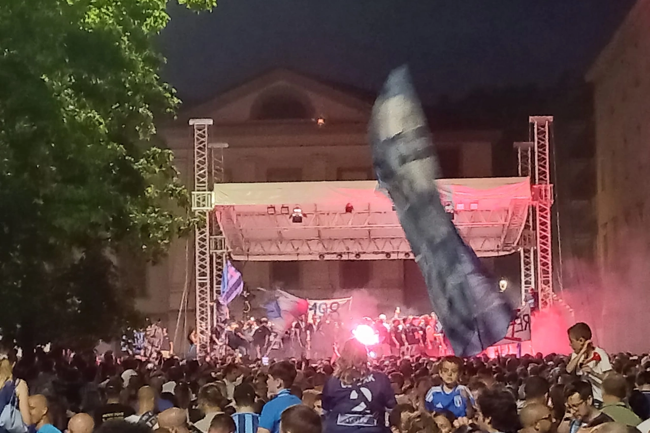 Tifosi in festa con la squadra in piazza Garibaldi