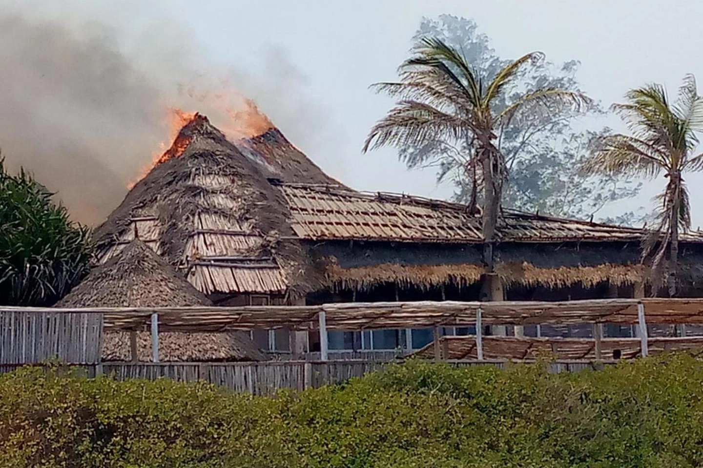 L'incendio che ha colpito il resort Barracuda in Kenya (Ansa)