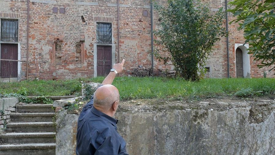 Messo alla prova dal vento. Degrado al Castello di Mirabello: "Il maniero cade a pezzi"