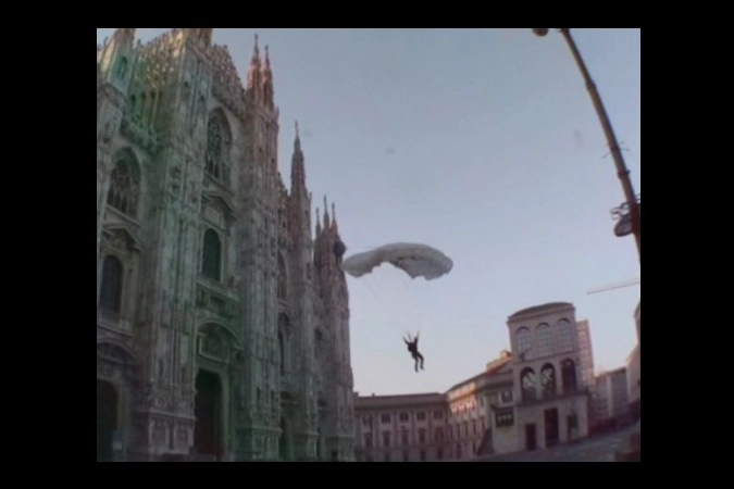 In paracadute dal Duomo
