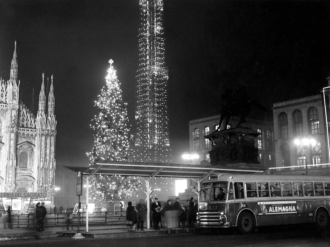 La fermata del bus in piazza Duomo
